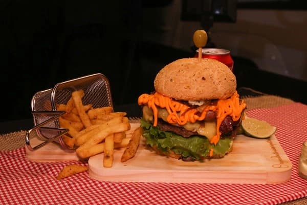 HAMBURGUER DA CASA CARNE + FRITAS.